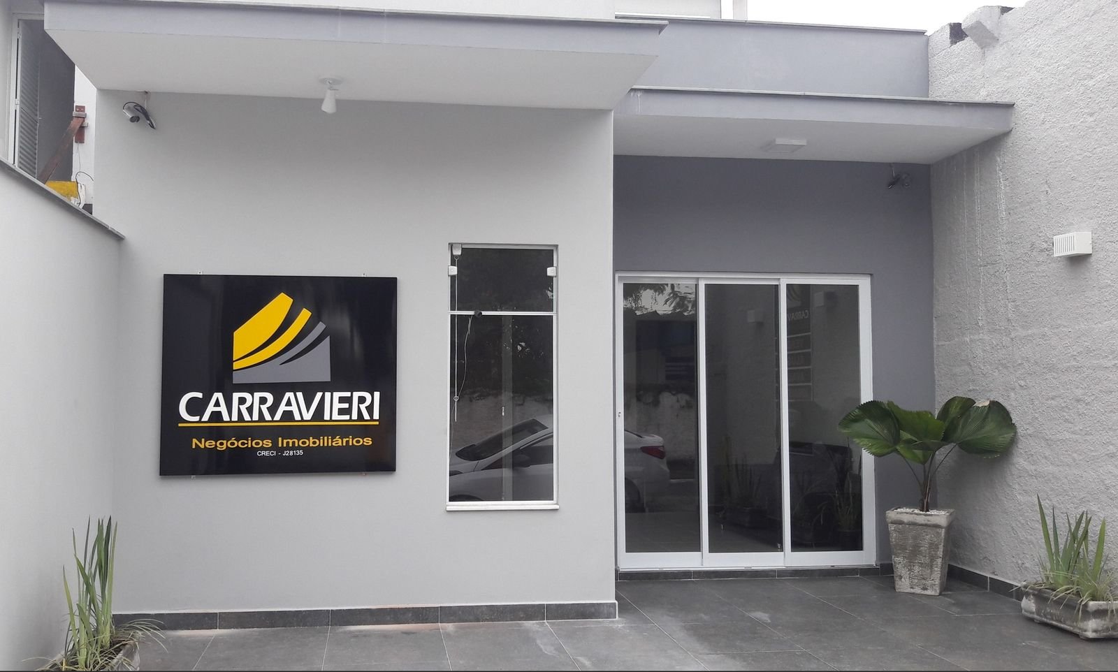 Fachada do escritório da Carravieri, com a placa preta e dourada