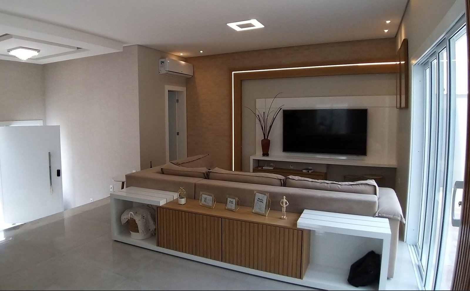 Sala de estar do sobrado alto padrão anunciado pela Carravieri