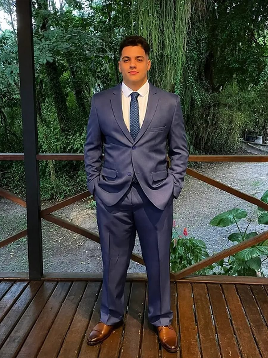 Fabrício Camargo de terno azul, em pé