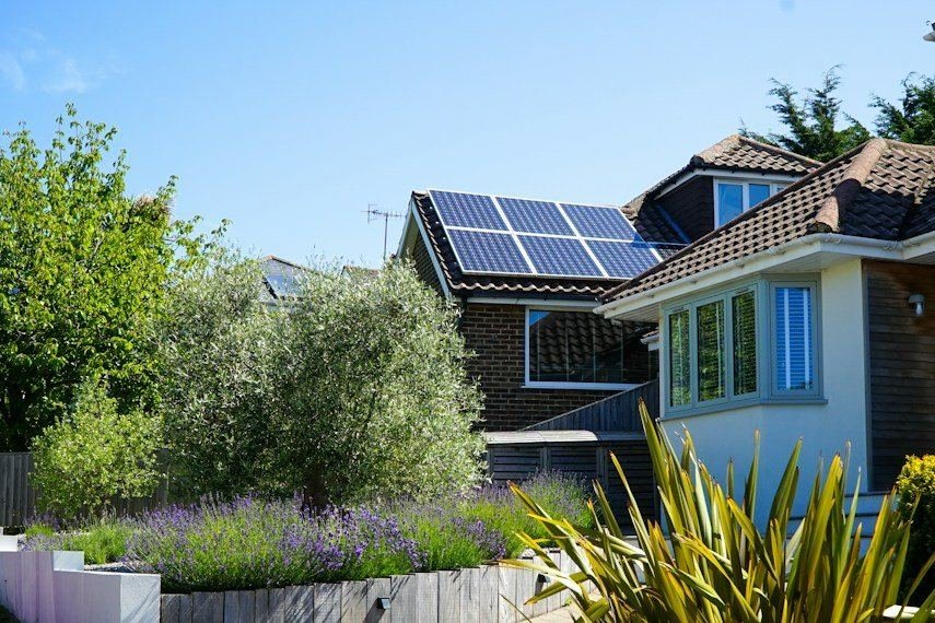 Casa com placas solares no telhado